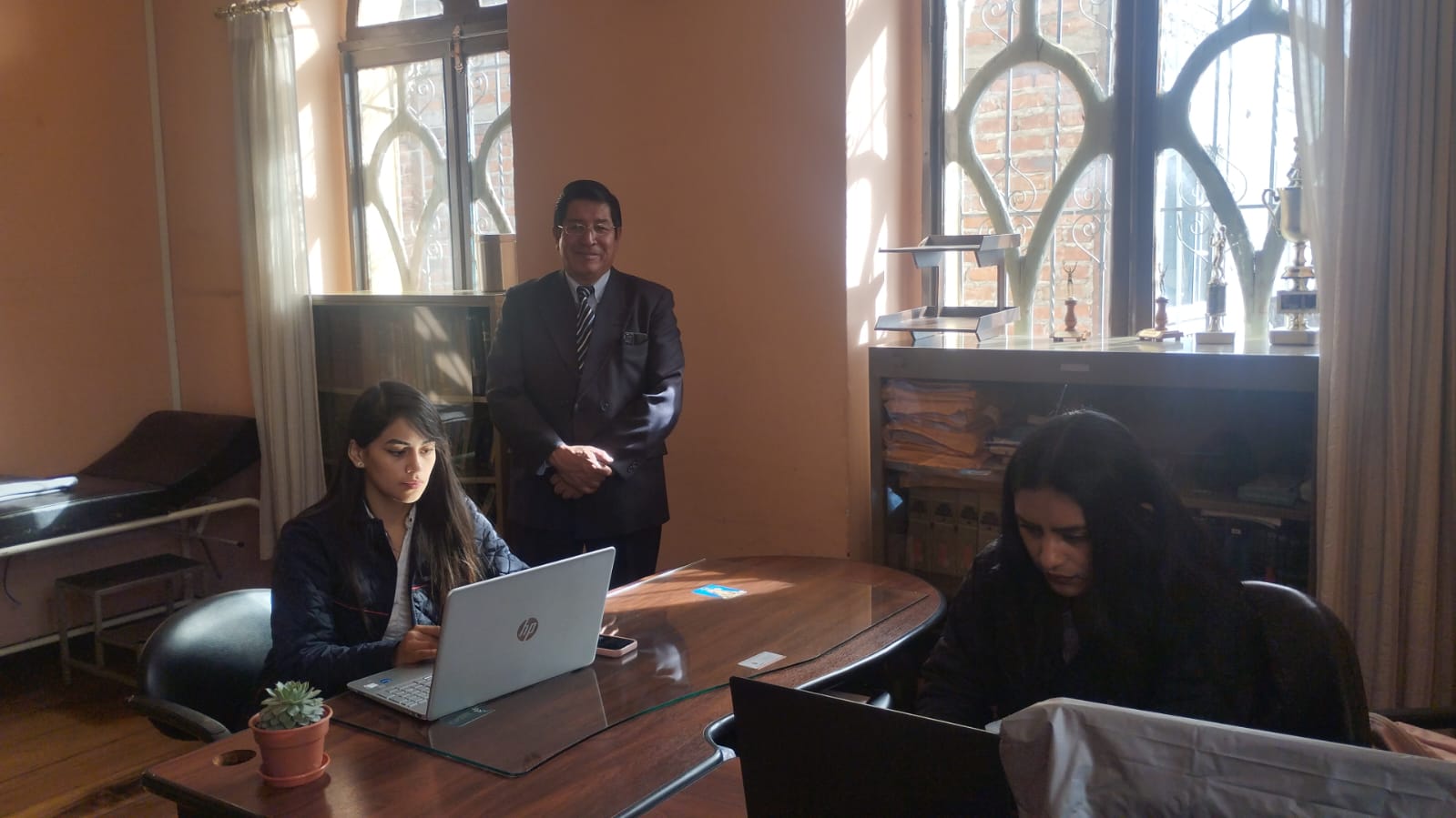 Estudiantes de Contabilidad y Auditoría brindan asesoría gratuita a adultos mayores a través del proyecto NAF