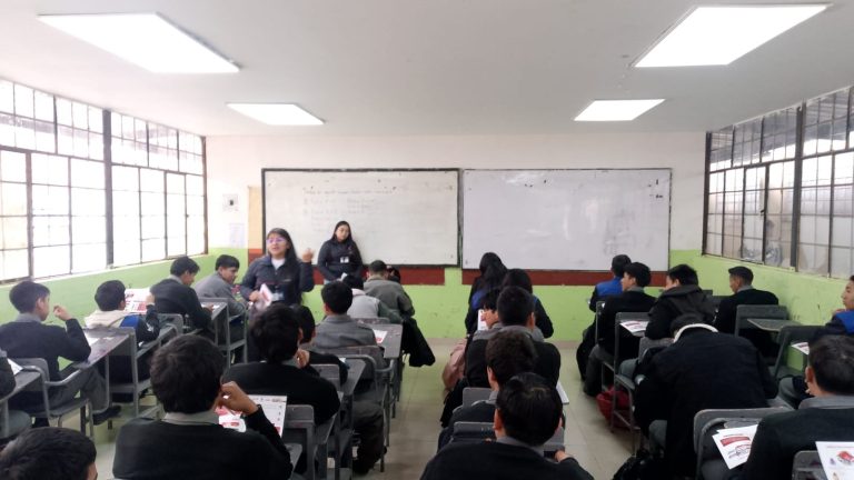 Estudiantes de la Universidad Nacional de Chimborazo impulsan la Educación Financiera y Fiscal en la Unidad Educativa “Carlos Cisneros” de la ciudad de Riobamba.